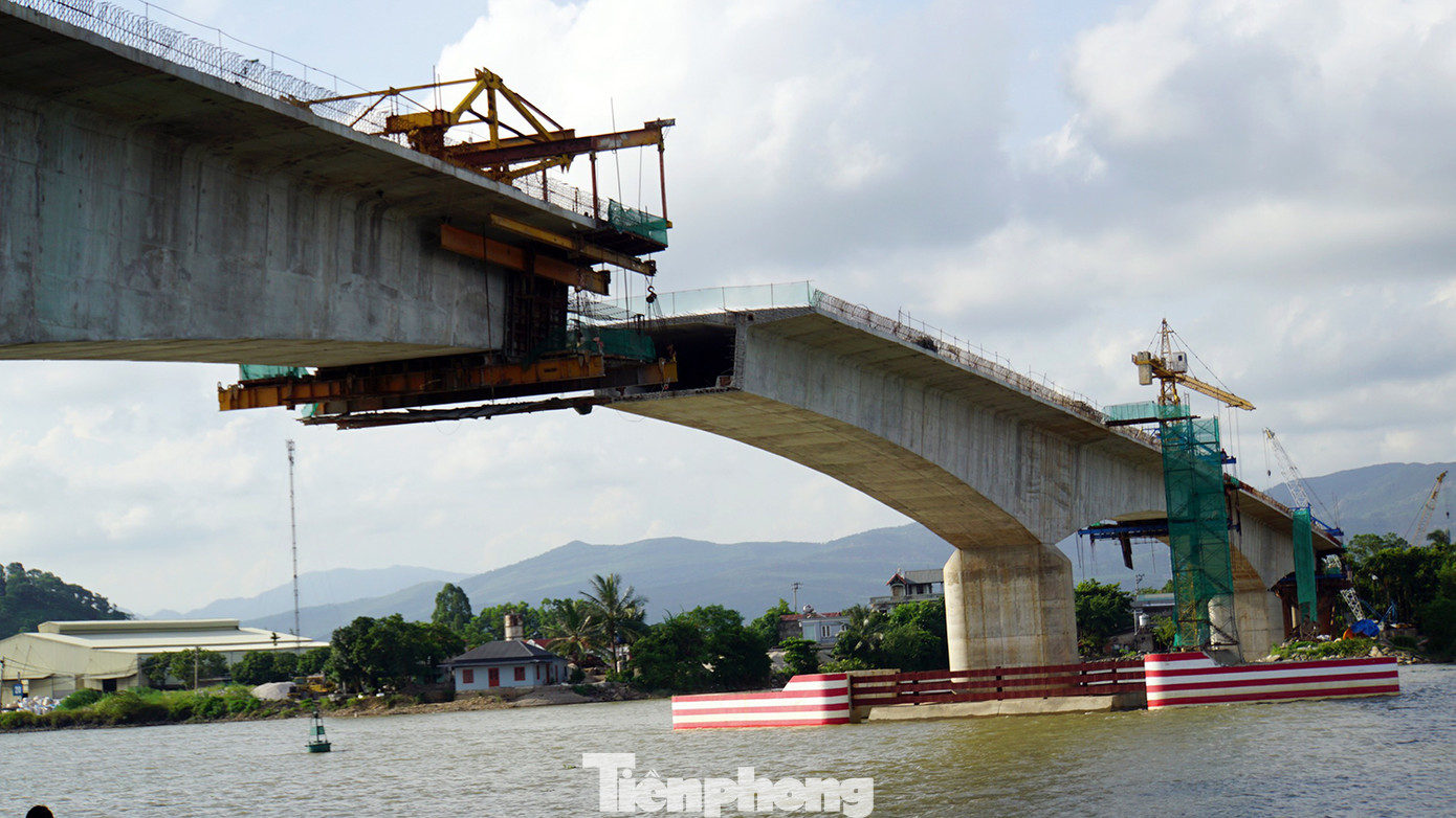 Cầu Lại Xuân và đường dẫn hai đầu cầu có giá trị hợp đồng 544 tỷ đồng. Cầu có kết cấu bê tông cốt thép và bê tông cốt thép dự ứng lực. Cầu có 2 khoang thông thuyền với chiều cao 9,5m, chiều rộng 70 m cho nhánh rẽ vào sông Phi Liệt phía Hải Phòng; chiều rộng 50m cho nhánh rẽ vào sông Đá Vách phía Quảng Ninh.