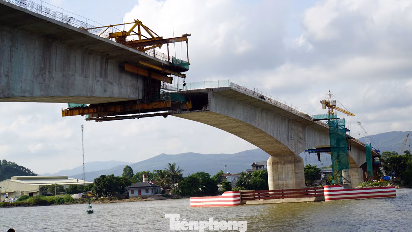 Cầu Lại Xuân và đường dẫn hai đầu cầu có giá trị hợp đồng 544 tỷ đồng. Cầu có kết cấu bê tông cốt thép và bê tông cốt thép dự ứng lực. Cầu có 2 khoang thông thuyền với chiều cao 9,5m, chiều rộng 70 m cho nhánh rẽ vào sông Phi Liệt phía Hải Phòng; chiều rộng 50m cho nhánh rẽ vào sông Đá Vách phía Quảng Ninh. Cầu Lại Xuân và đường dẫn hai đầu cầu có giá trị hợp đồng 544 tỷ đồng. Cầu có kết cấu bê tông cốt thép và bê tông cốt thép dự ứng lực. Cầu có 2 khoang thông thuyền với chiều cao 9,5m, chiều rộng 70 m cho nhánh rẽ vào sông Phi Liệt phía Hải Phòng; chiều rộng 50m cho nhánh rẽ vào sông Đá Vách phía Quảng Ninh.