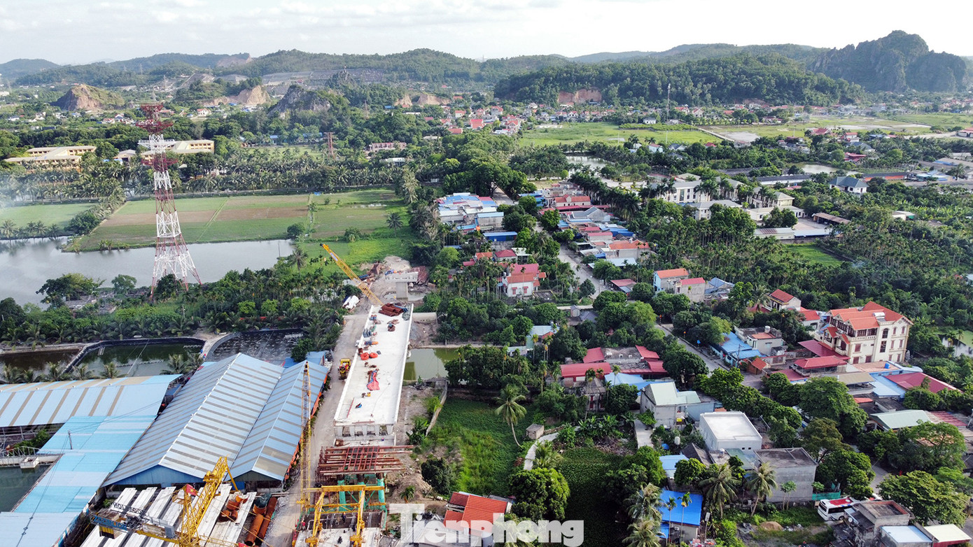Trong dự án này, hạng mục cải tạo, mở rộng đường tỉnh 352 dài 14km, mặt cắt ngang nền đường 12m, gồm 2 làn xe cơ giới, 2 làn xe hỗn hợp. Điểm đầu tuyến tại vị trí giao cắt QL10 (xã Thiên Hương, huyện Thủy Nguyên), điểm cuối tuyến kết nối với đường tỉnh 333, thuộc thị xã Đông Triều (Quảng Ninh). Công tác GPMB với 1.995 hộ và 12 tổ chức cơ bản đã hoàn thành, bàn giao cho nhà thầu, tuy nhiên, còn một số hộ và một số tổ chức vẫn đang lập phương án để bàn giao cho đơn vị thi công.
