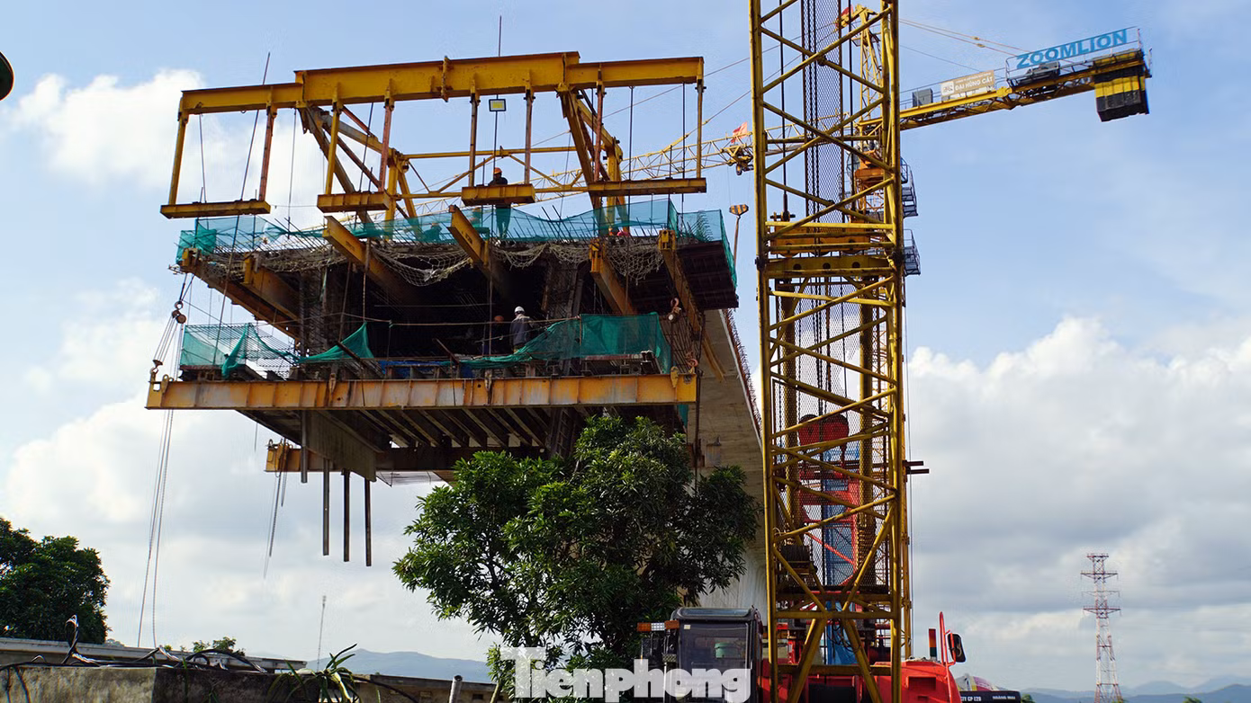 Các đơn vị thi công cũng huy động công nhân dầm đúc hẫng và đúc dầm SuperT. Ước lượng khối lượng thực hiện đạt khoảng 61%. Các đơn vị thi công cũng huy động công nhân dầm đúc hẫng và đúc dầm SuperT. Ước lượng khối lượng thực hiện đạt khoảng 61%.