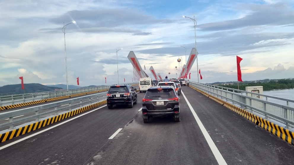 Các phương tiện di chuyển qua cầu Bến Rừng sau lễ thông xe. Các phương tiện di chuyển qua cầu Bến Rừng sau lễ thông xe.