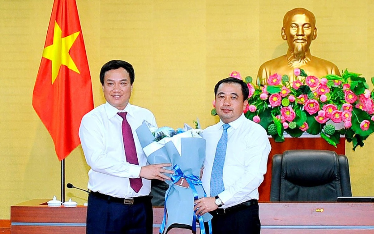 Ông Trần Đức Thắng - Bí thư Tỉnh ủy Hải Dương tặng hoa chúc mừng ông Triệu Thế Hùng (bên trái ảnh) nhận nhiệm vụ mới. Ảnh: Báo Hải dương