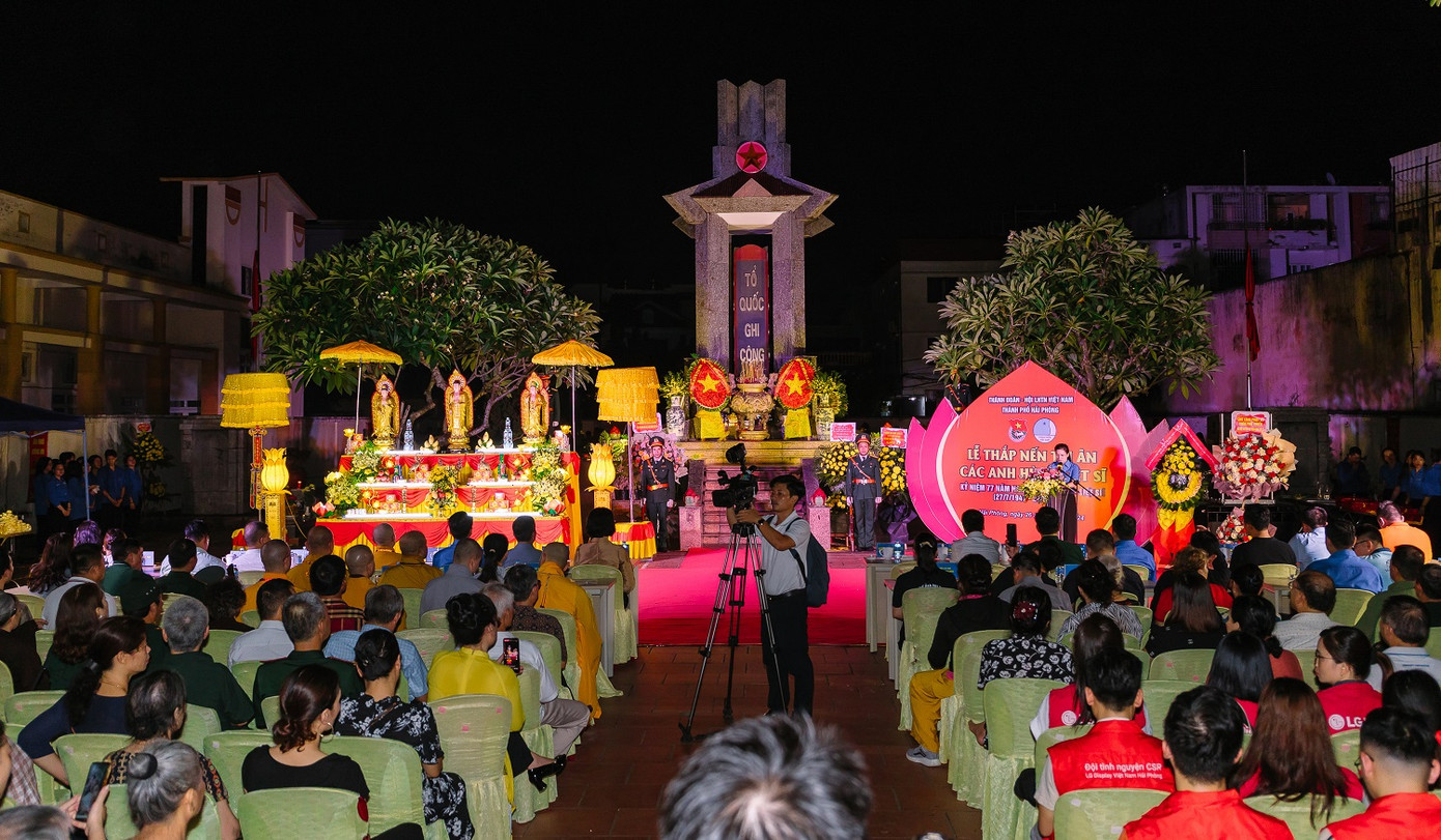 Toàn cảnh Lễ thắp nến tri ân tại nghĩa trang liệt sĩ phường Dư Hàng Kênh (Lê Chân, Hải Phòng) tối 26/7.