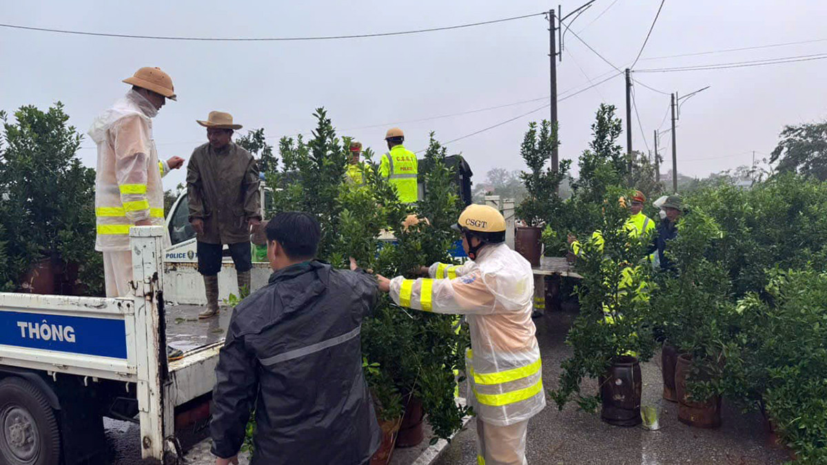 Lực lượng CSGT tỉnh Hưng Yên huy động cán bộ, chiến sĩ dùng xe chuyên dụng hỗ trợ nông dân di dời tài sản, nông sản.