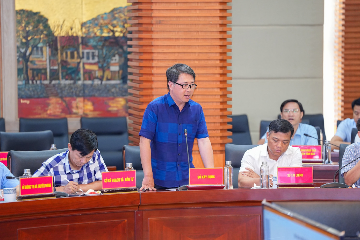 Ông Nguyễn Thành Hưng - Giám đốc Sở Xây dựng thông tin về phương án chuẩn bị nơi ở cho các hộ thuộc diện phải di cư tránh bão. Ông Nguyễn Thành Hưng - Giám đốc Sở Xây dựng thông tin về phương án chuẩn bị nơi ở cho các hộ thuộc diện phải di cư tránh bão.