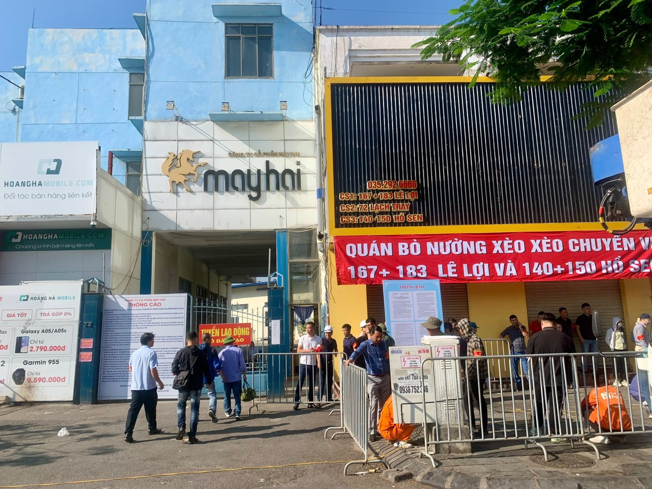 Lực lượng chức năng tổ chức cưỡng chế thu hồi khu đất vàng, mặt đường Lạch Tray.