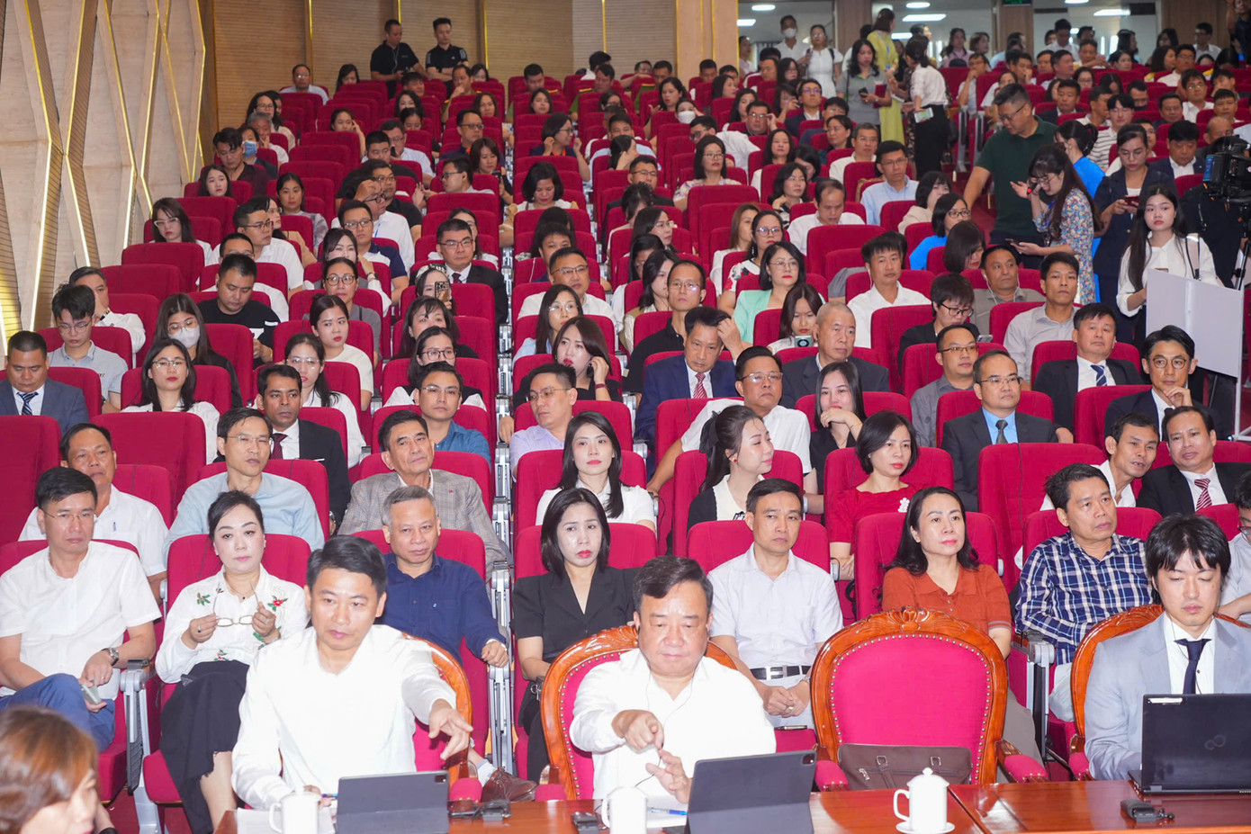 Đại diện khoảng 600 doanh nghiệp FDI đang thực hiện đầu tư sản xuất, kinh doanh tại Hải Phòng dự buổi đối thoại. Đại diện khoảng 600 doanh nghiệp FDI đang thực hiện đầu tư sản xuất, kinh doanh tại Hải Phòng dự buổi đối thoại.