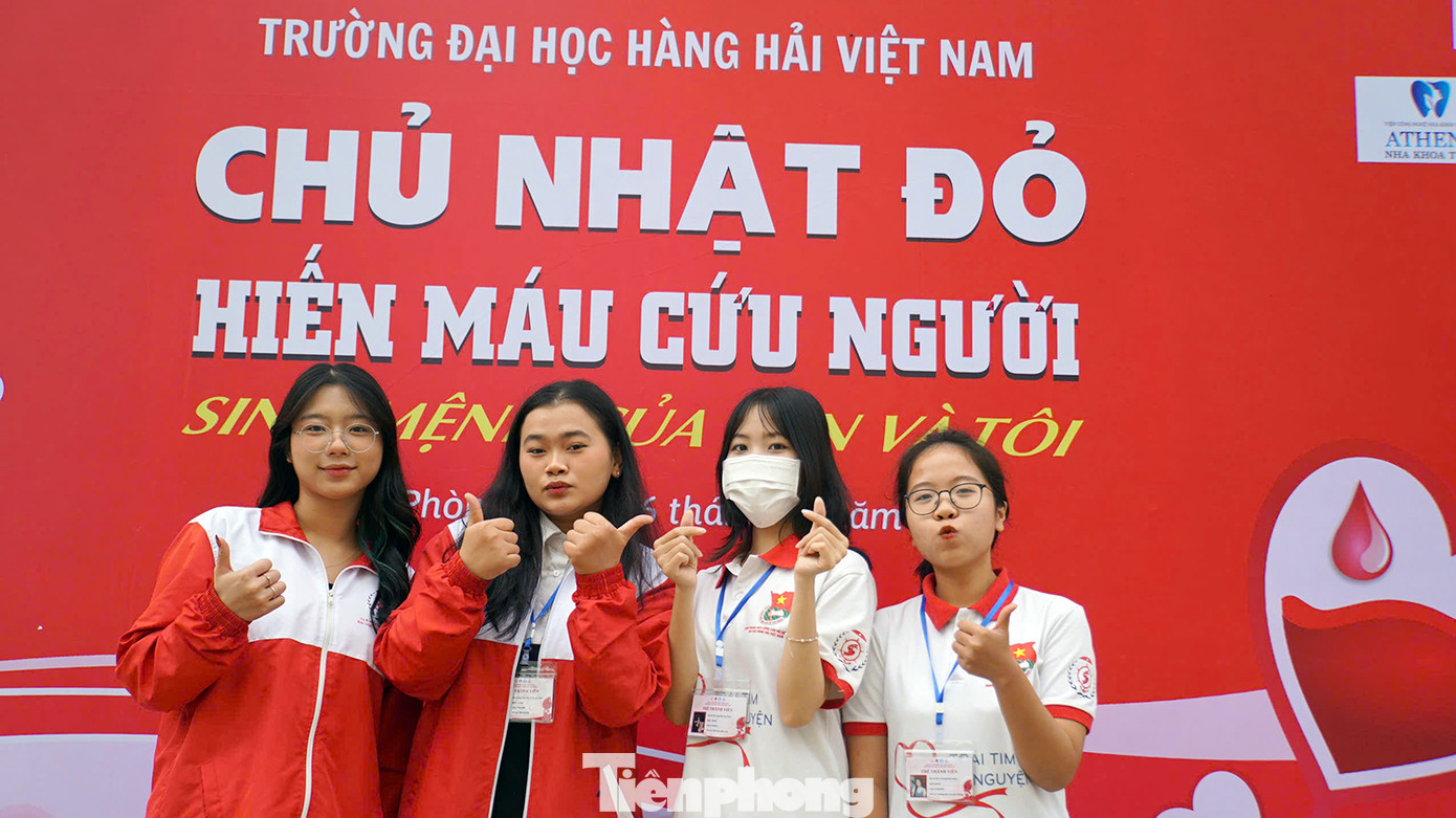 CLB hiến máu Trường Đại học Hàng hải Việt Nam đã huy động khoảng 50 tình nguyện viên, sinh viên tích cực tham gia công tác tổ chức, vận động, hỗ trợ tiếp đón, kiểm tra sức khỏe, tiếp nhận máu của các tình nguyện viên dịp này.