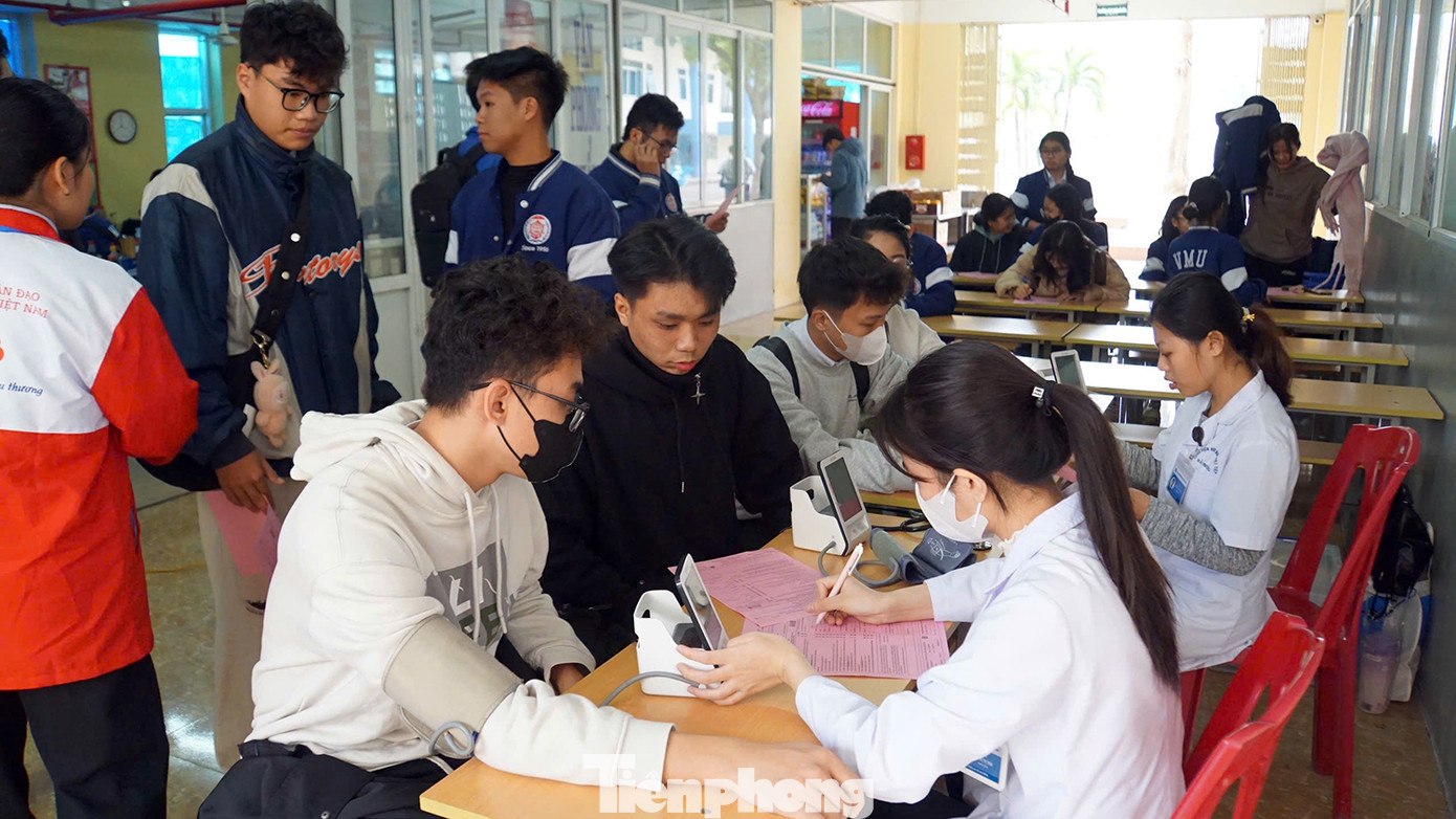 Sáng 26/12, Trường Đại học Hàng hải Việt Nam phối hợp với Báo Tiền Phong tổ chức ngày Chủ Nhật Đỏ "Hiến máu cứu người, sinh mệnh của bạn và tôi". Ngày hội nằm trong chương trình Chủ Nhật Đỏ lần thứ XVII năm 2025 do Báo Tiền Phong chủ trì phối hợp với Ủy ban ATGT quốc gia, Viện Huyết học - Truyền máu T.Ư phát động, phối hợp với các tỉnh thành phố, các trường học, đơn vị... tổ chức.