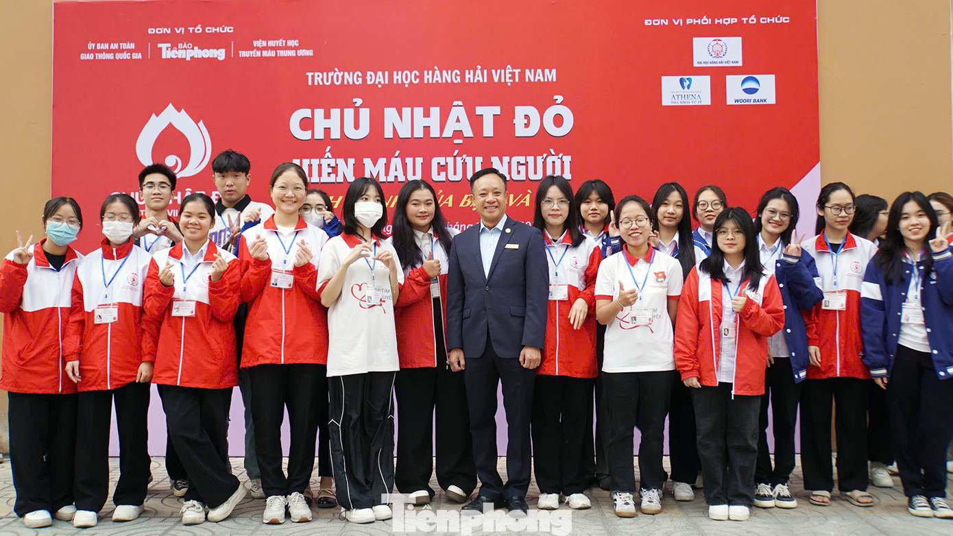 PGS.TS Phạm Xuân Dương - Hiệu trưởng Trường Đại học Hàng hải Việt Nam (giữa ảnh) tới thăm hỏi, động viên cán bộ giảng viên, sinh viên và các bạn trẻ tham gia hiến máu tình nguyện. Hàng chục năm công tác tại trường, PGS.TS Phạm Xuân Dương luôn đi đầu trong công tác vận động, trực tiếp hiến máu hàng chục lần, trở thành niềm cảm hứng trong phong trào hiến máu tình nguyện của các thế hệ sinh viên nhà trường.