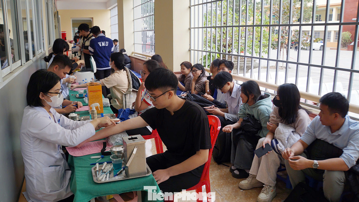 Từ sớm, hàng trăm bạn trẻ đã tới đăng ký, kiểm tra sức khỏe trước khi hiến máu.