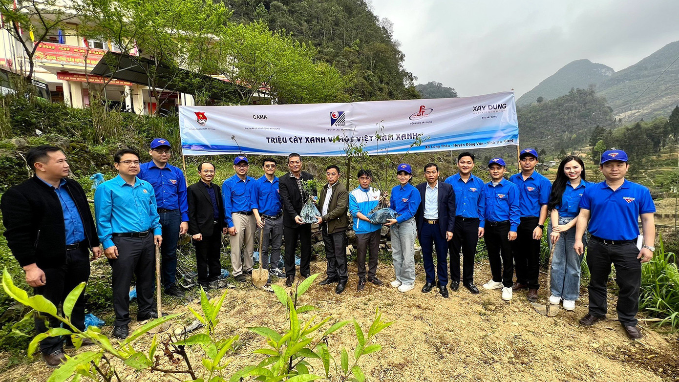 Đoàn Thanh niên Bộ Xây dựng trao tặng 6.000 cây xanh để trồng phục hồi rừng đầu nguồn tại xã Lũng Lầu (Đồng Văn, Hà Giang).