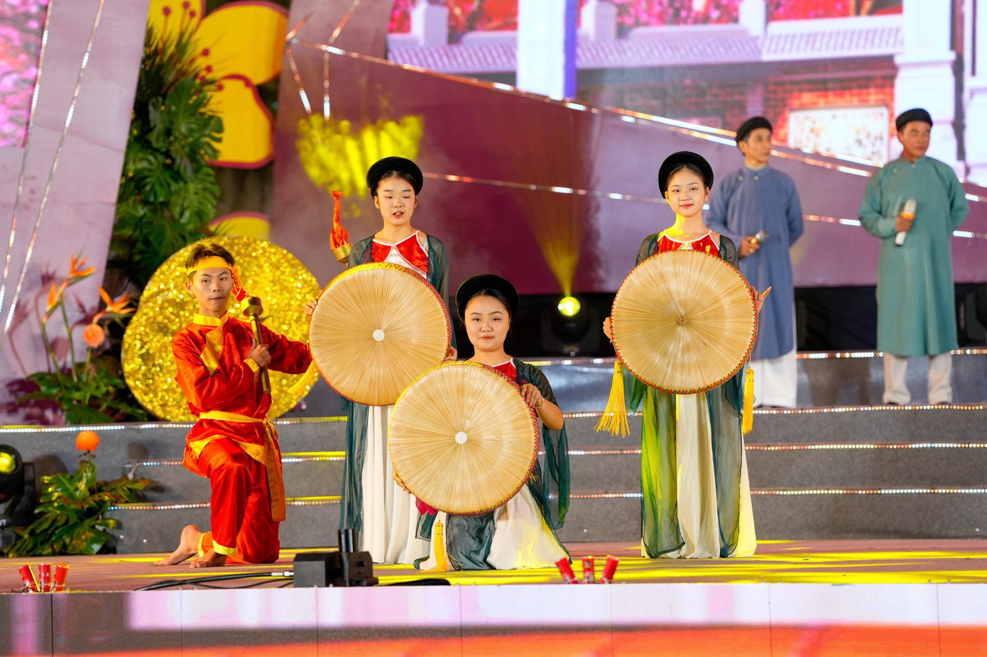 Các tiết mục biểu diễn tại chương trình Hải Phòng mừng xuân Giáp Thìn 2024 tại Nhà hát thành phố. Các tiết mục biểu diễn tại chương trình Hải Phòng mừng xuân Giáp Thìn 2024 tại Nhà hát thành phố.