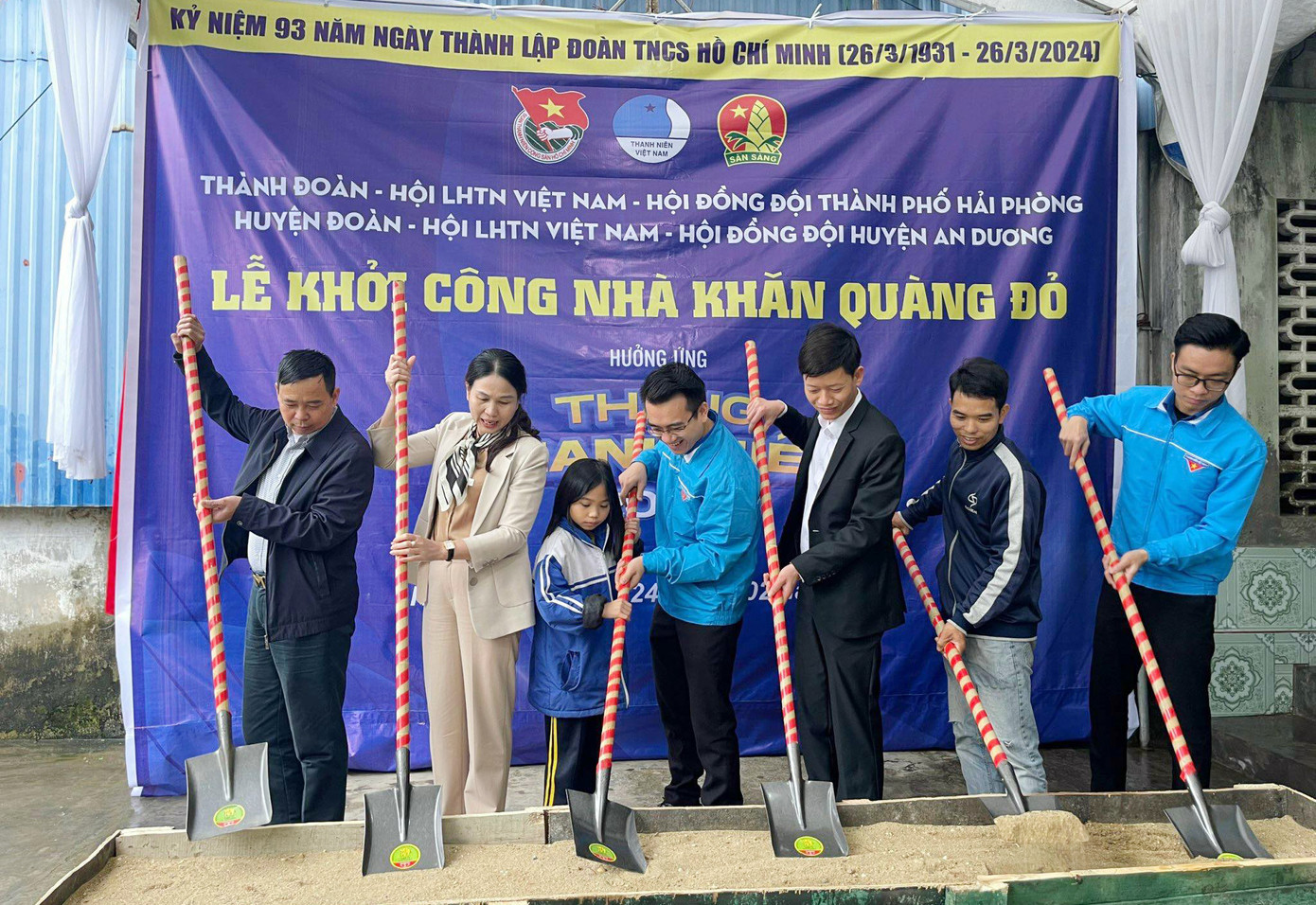 Thành Đoàn Hải Phòng phối hợp Huyện Đoàn, Hội đồng Đội huyện An Dương làm lễ khởi công xây “Nhà khăn quàng đỏ” hỗ trợ em Phạm Thị Khánh Linh, học sinh lớp 4, Trường tiểu học An Hoà.