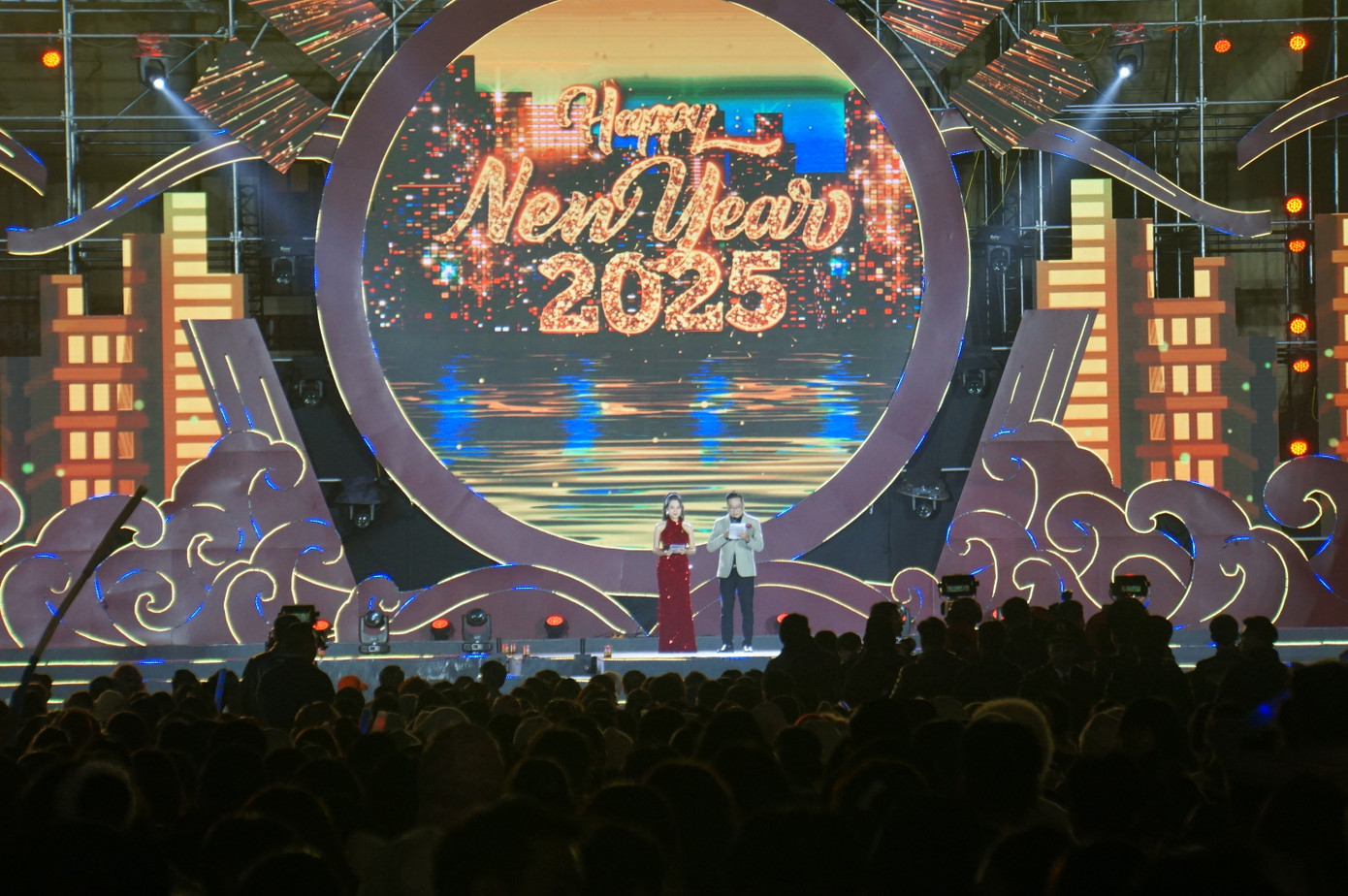 Sân khấu chương trình nghệ thuật chào năm mới tại nhà hát Hải Phòng. Sân khấu chương trình nghệ thuật chào năm mới tại nhà hát Hải Phòng.