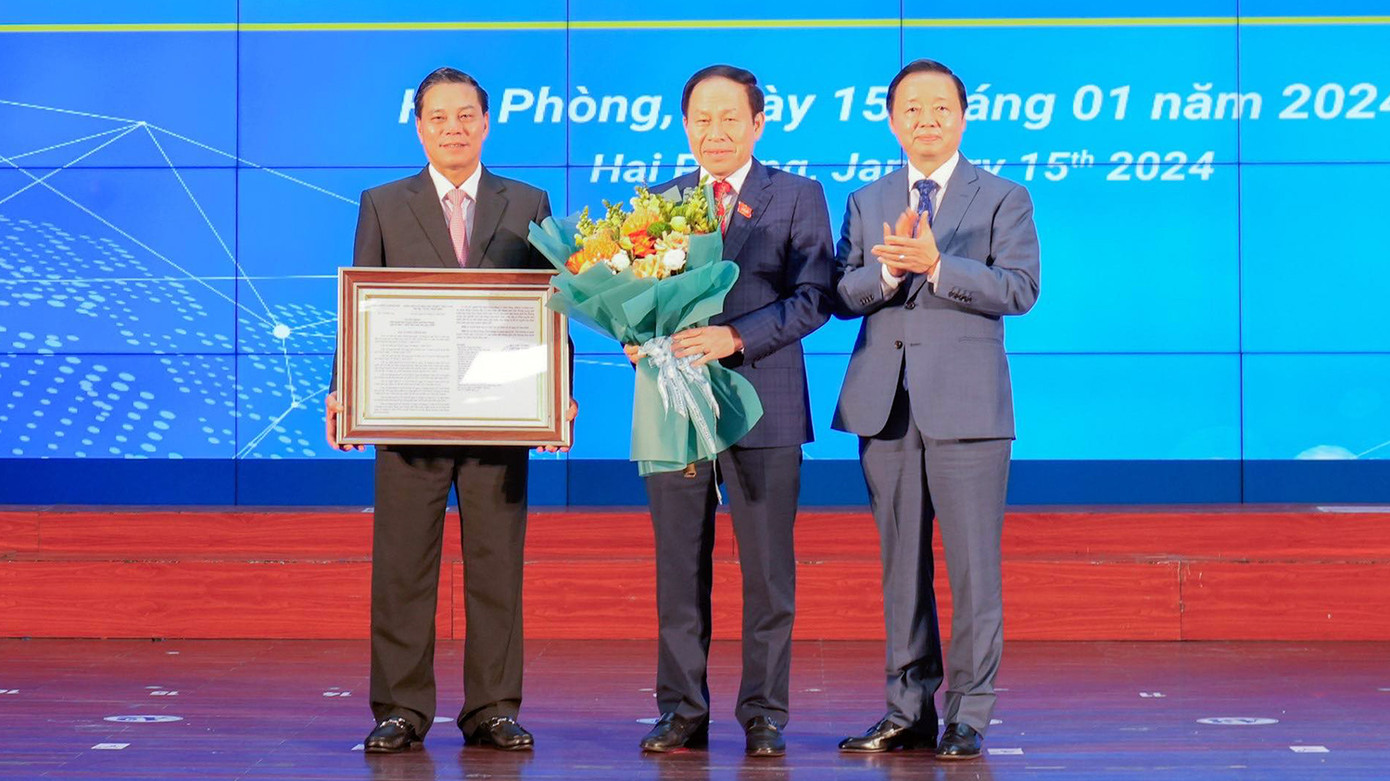 Phó Thủ tướng Trần Hồng Hà trao quyết định phê duyệt quy hoạch thành phố Hải Phòng thời kỳ 2021-2030, tầm nhìn 2050 cho lãnh đạo địa phương.