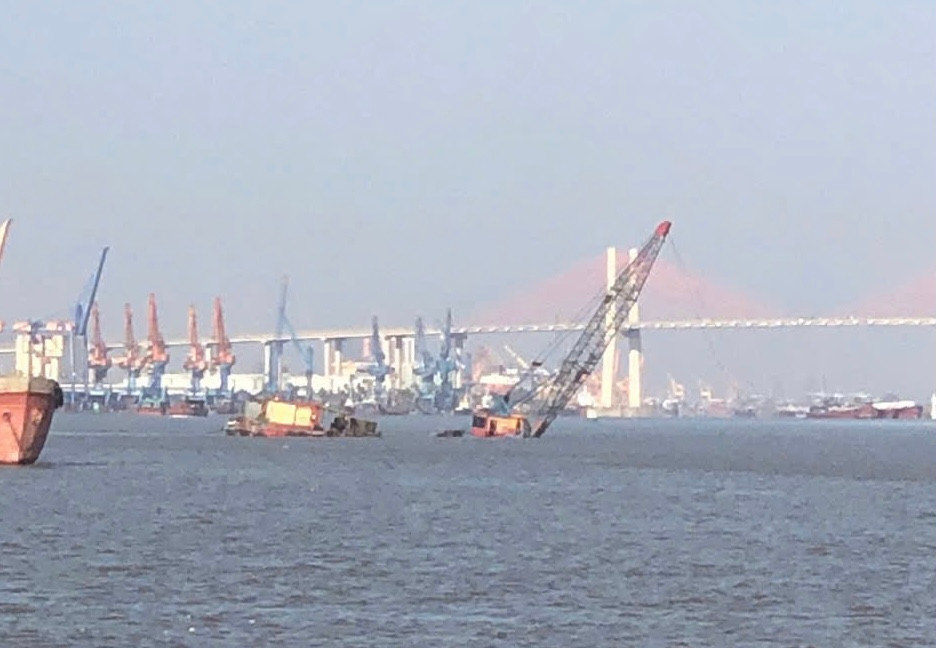 Hiện trường bông-tông chở máy đào gầu dây gặp sự cố.