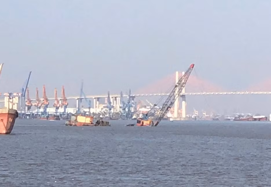 Hiện trường bông-tông chở máy đào gầu dây gặp sự cố.