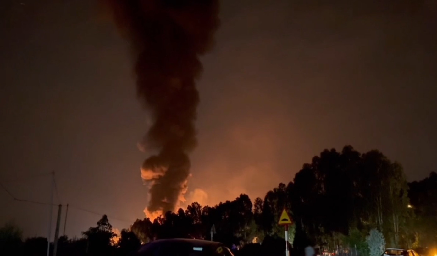 Cột khói đen từ vụ hỏa hoạn trên cao tốc. Cột khói đen từ vụ hỏa hoạn trên cao tốc.