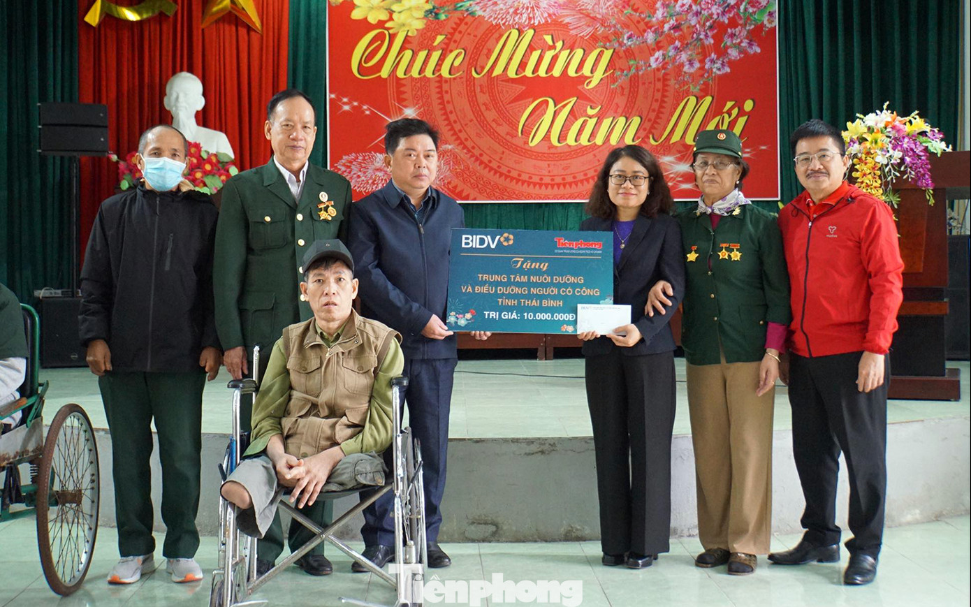 Ngân hàng BIDV và Báo Tiền Phong tặng quà tri ân các thương bệnh binh tỉnh Thái Bình.