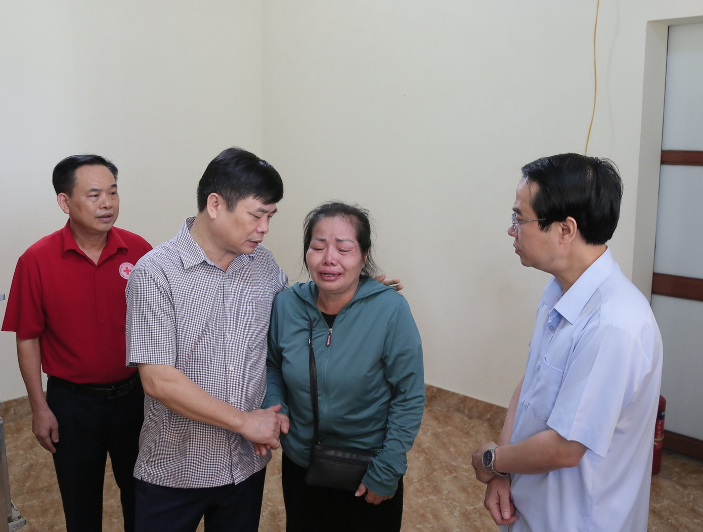 Đại diện các cơ quan, sở ngành tại Thái Bình đến thăm hỏi, động viên bà ngoại cháu T.G.H. Đại diện các cơ quan, sở ngành tại Thái Bình đến thăm hỏi, động viên bà ngoại cháu T.G.H.