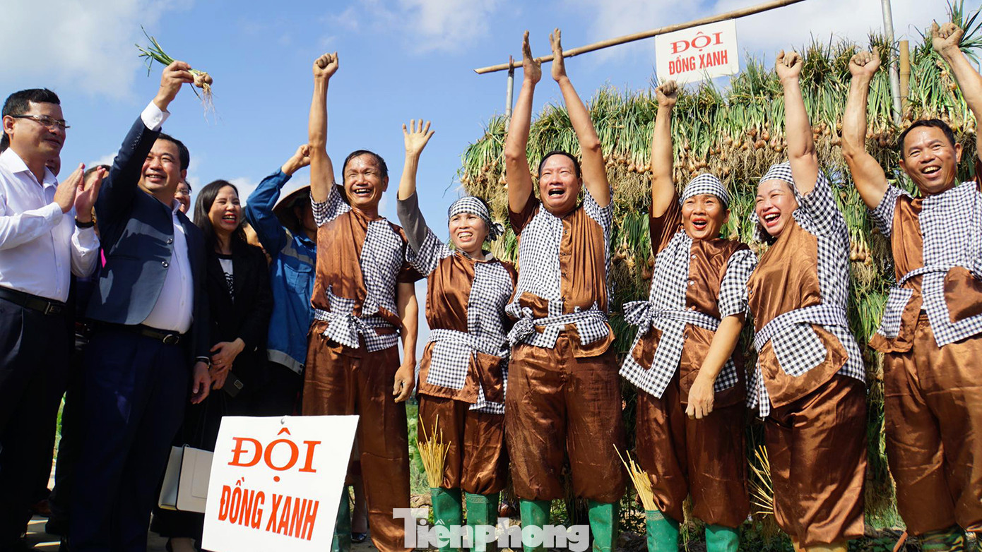 Kết thúc cuộc thi, Bí thư Tỉnh ủy Hải Dương và Bộ trưởng NN&amp;PTNT đã công bố các đội thi đạt giải các nội dung: tốc độ nhanh nhất, bó hành đẹp nhất và nhổ được củ hành to nhất. Các thành viên tham gia tranh tài phấn khích khi được xướng tên, nhận giải.