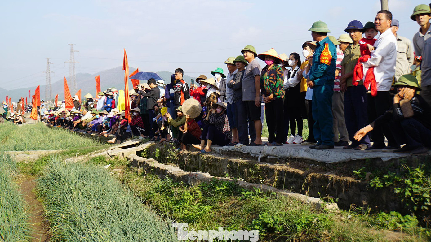 Hàng trăm người dân địa phương và du khách hò reo, cổ vũ các đội tranh tài thu hoạch hành tỏi.