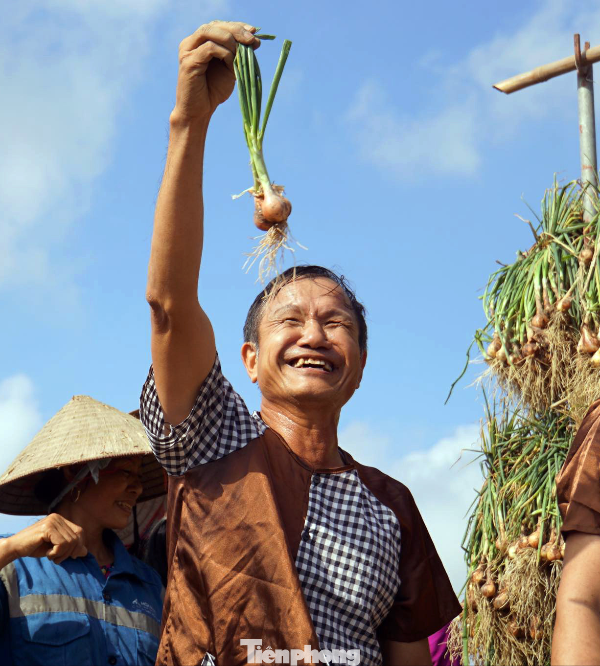 Một thành viên tham gia tranh tài vui mừng, phấn khích vì nhổ được củ hành lớn.
