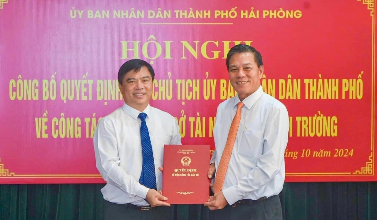 Chủ tịch UBND TP Hải Phòng trao quyết định bổ nhiệm ông Dương Đình Ổn (trái) giữ chức Giám đốc Sở TN&MT. Chủ tịch UBND TP Hải Phòng trao quyết định bổ nhiệm ông Dương Đình Ổn (trái) giữ chức Giám đốc Sở TN&MT.