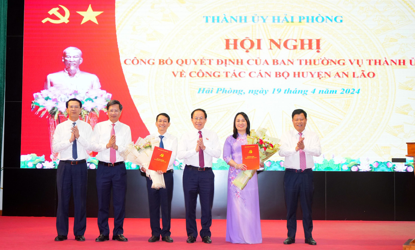Bà Ngô Thị Thanh Thủy và ông Hà Thế Vinh nhận quyết định điều động, phân công nhiệm vụ mới.