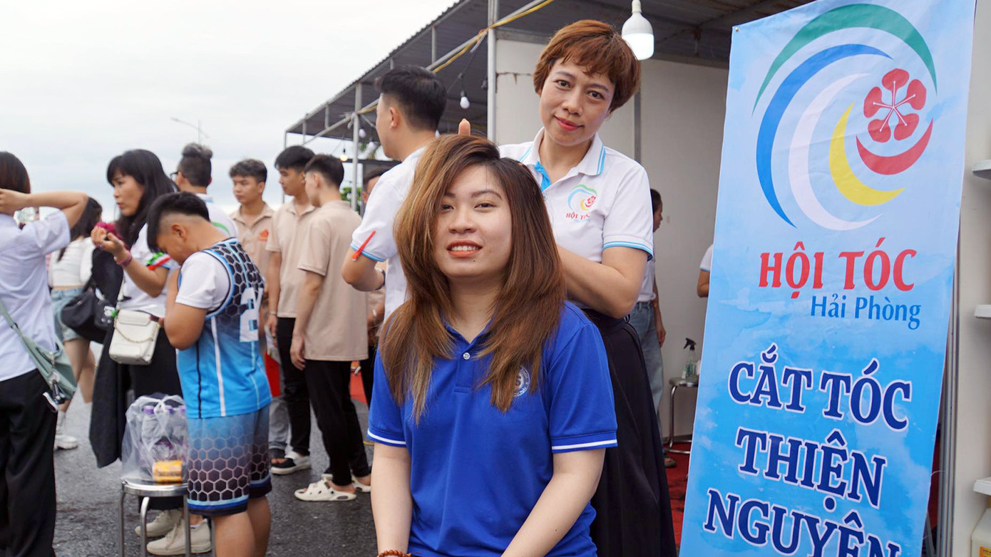 Hội tóc Hải Phòng tổ chức cắt tóc cho thanh niên công nhân tham gia ngày hội.