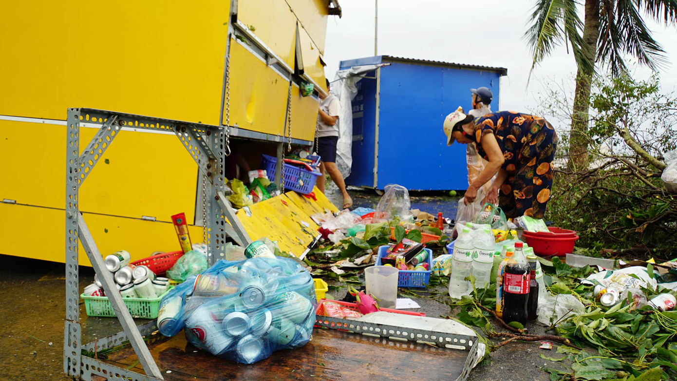 Một số ki-ot bán hàng trên phố đi bộ ven biển Đồ Sơn mặc dù được người dân đưa vào khu vực kín gió nhưng vẫn bị bão quật, kéo ra ven biển. Bà Tung (66 tuổi, ở Đồ Sơn) cho biết, lần đầu tiên bà chứng kiến cơn bão khủng khiếp như vậy, gió giật liên hồi từ trưa đến đêm 6/9. Bão quật đổ, gãy hầu hết cây xanh ở địa phương; nhà xưởng, mái tôn, nhà ngói bị gió giật bung... Một số ki-ot bán hàng trên phố đi bộ ven biển Đồ Sơn mặc dù được người dân đưa vào khu vực kín gió nhưng vẫn bị bão quật, kéo ra ven biển. Bà Tung (66 tuổi, ở Đồ Sơn) cho biết, lần đầu tiên bà chứng kiến cơn bão khủng khiếp như vậy, gió giật liên hồi từ trưa đến đêm 6/9. Bão quật đổ, gãy hầu hết cây xanh ở địa phương; nhà xưởng, mái tôn, nhà ngói bị gió giật bung...