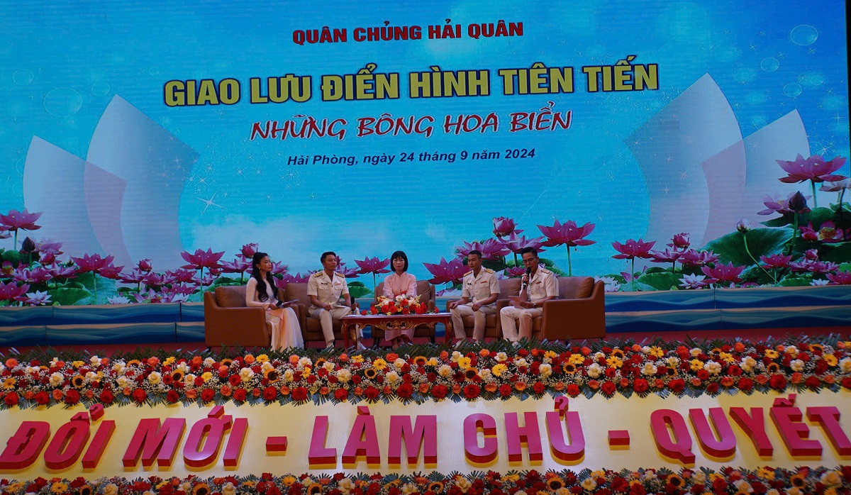 Những điển hình tiên tiến của Quân chủng Hải quân giao lưu với các chiến sĩ. Những điển hình tiên tiến của Quân chủng Hải quân giao lưu với các chiến sĩ.