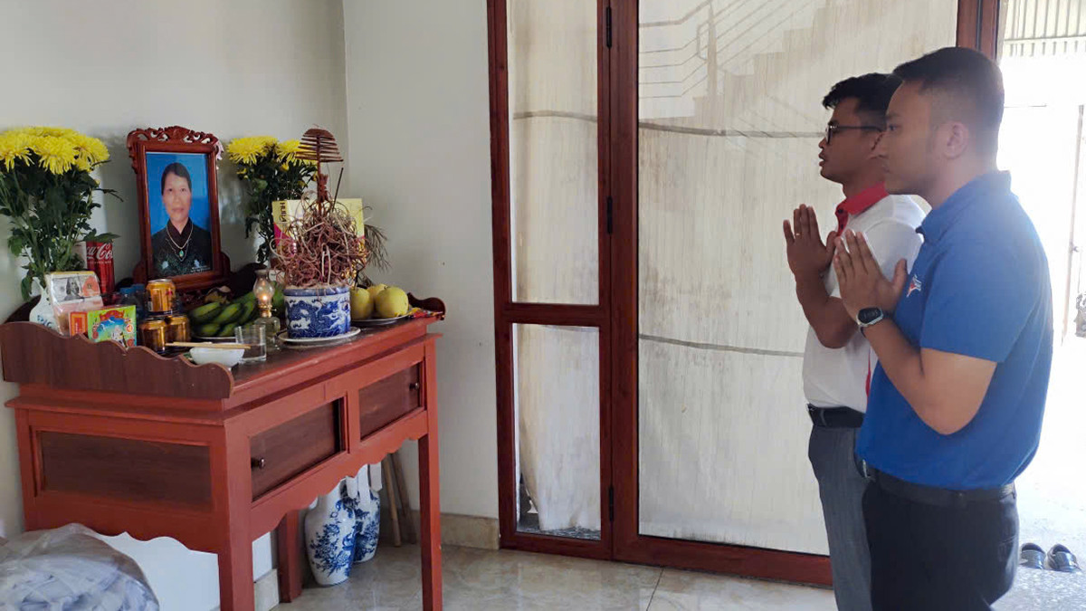 Đại diện Báo Tiền Phong và Huyện Đoàn Thủy Nguyên thăm hỏi, động viên gia đình ông Nguyễn Văn Tuyến (ở xã Kênh Giang) có người tử vong do bão số 3. Đại diện Báo Tiền Phong và Huyện Đoàn Thủy Nguyên thăm hỏi, động viên gia đình ông Nguyễn Văn Tuyến (ở xã Kênh Giang) có người tử vong do bão số 3.