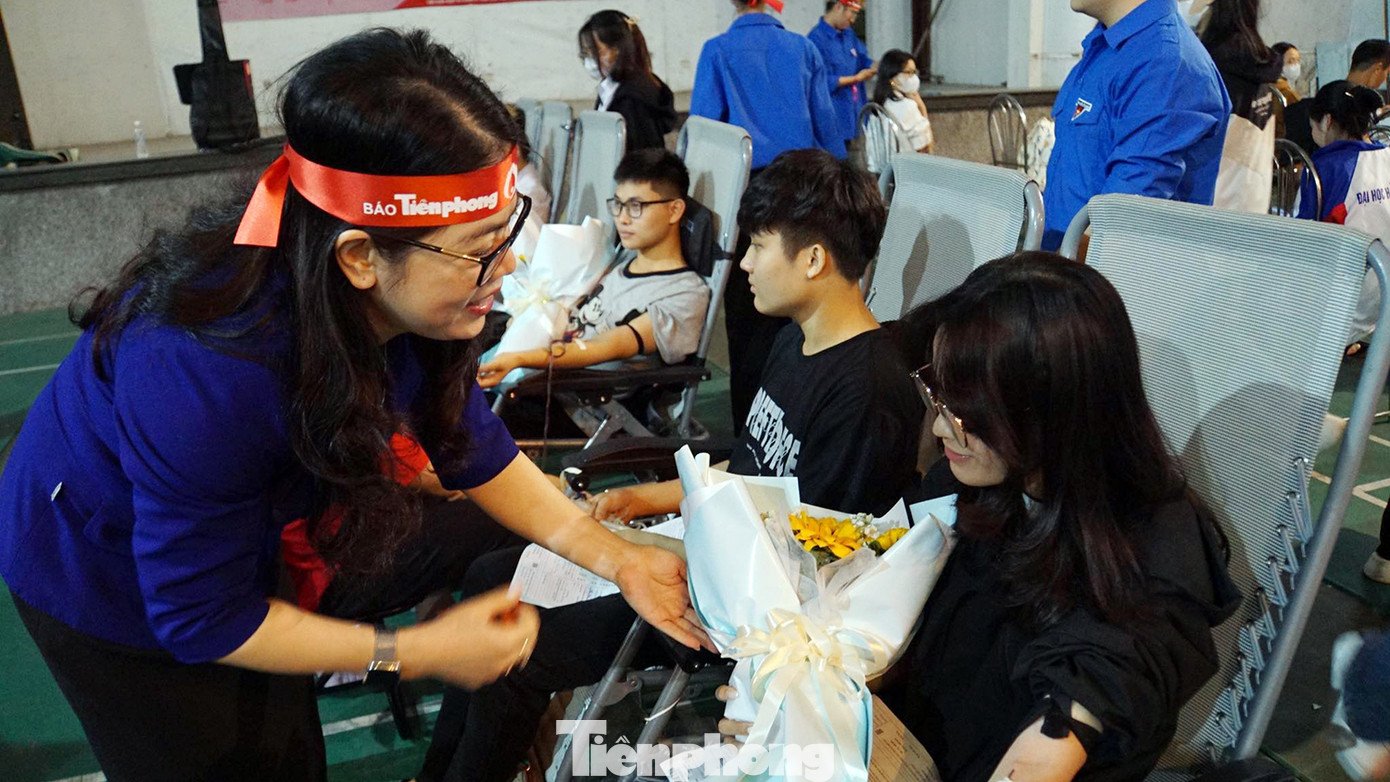 Bà Nguyễn Thị Hiên - Bí thư Đảng ủy, Chủ tịch Hội đồng Trường Đại học Hải Phòng cùng nhiều đại biểu tới thăm, động viên, tặng hoa cho các tình nguyện viên. Bà Hiên chia sẻ, đây là lần thứ 21 bà tham gia ngày hội Chủ Nhật Đỏ và Lễ hội Xuân hồng hiến máu.