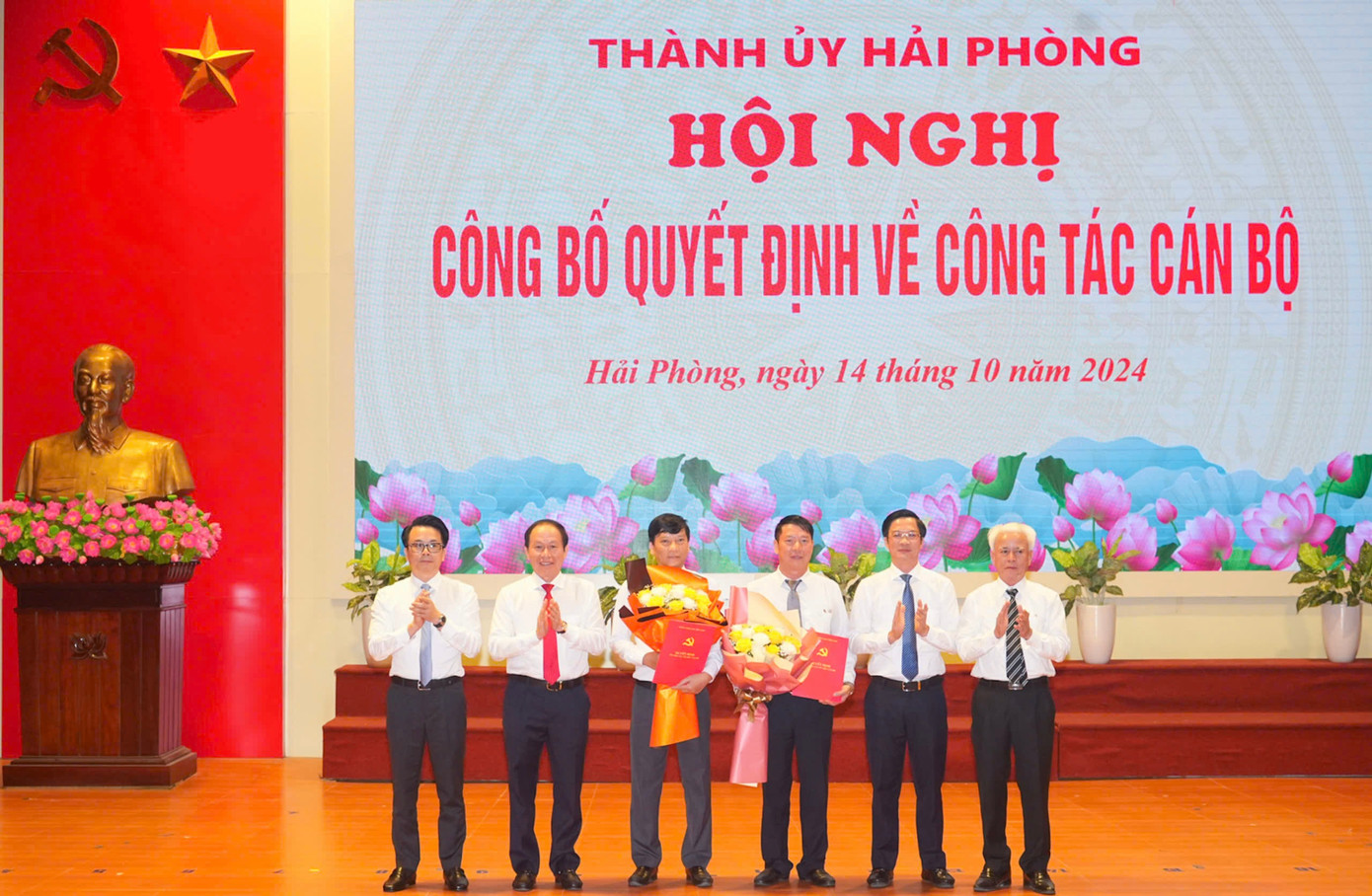 Bí thư Thành ủy Hải Phòng trao quyết định, tặng hoa chúc mừng ông Đào Văn Ninh và ông Phùng Văn Thanh nhận nhiệm vụ mới. Bí thư Thành ủy Hải Phòng trao quyết định, tặng hoa chúc mừng ông Đào Văn Ninh và ông Phùng Văn Thanh nhận nhiệm vụ mới.