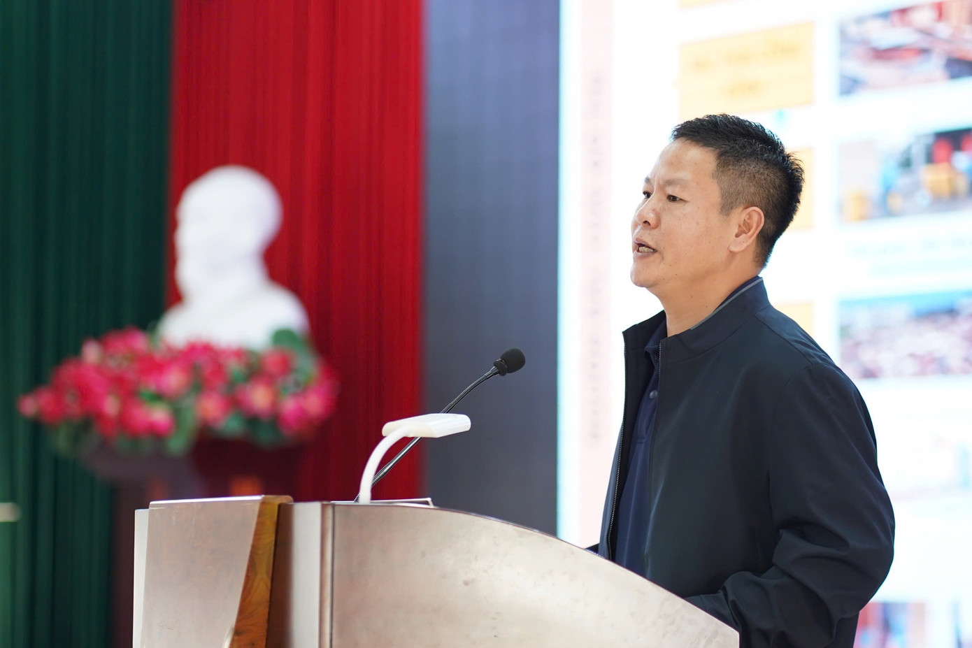 Dự và chia sẻ tại hội nghị, ông Phạm Thanh Hà - Trưởng phòng Truyền thông, Công ty Môi trường Đô thị Hải Phòng đã chia sẻ quá trình 8 năm tổ chức thực hiện phân loại rác tại địa phương với nhiều mô hình hay, cách làm sáng tạo và đạt được kết quả ấn tượng với hàng trăm tổ dân phố kiểu mẫu phân loại rác thải tại nguồn theo 3 nhóm.