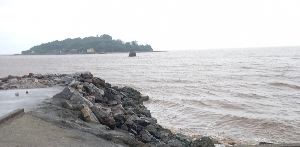 Bãi biển tại Đồ Sơn sáng 23/7.