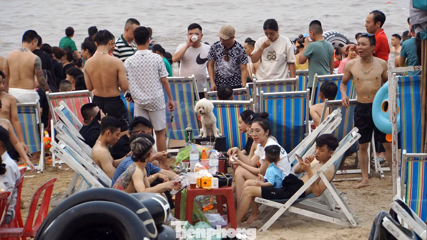 Anh Vĩ (quê Nam Định, làm việc tại Hải Phòng) chia sẻ, dù nước biển Đồ Sơn không trong như nơi khác nhưng gần, di chuyển từ trung tâm Hải Phòng ra khoảng 20 km vẫn có thể tắm mát, ăn hải sản và hưởng thụ gió biển.