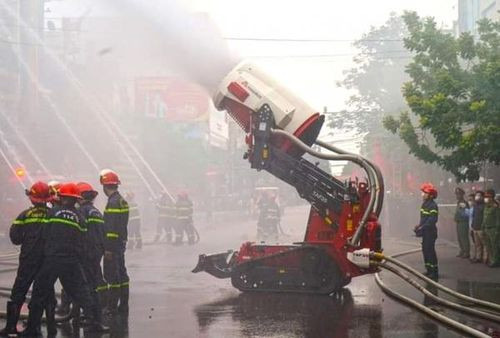 Robot TAF35 phun vòi rồng năng suất cao hơn nhiều lần so với vòi nước của xe chữa cháy truyền thống.