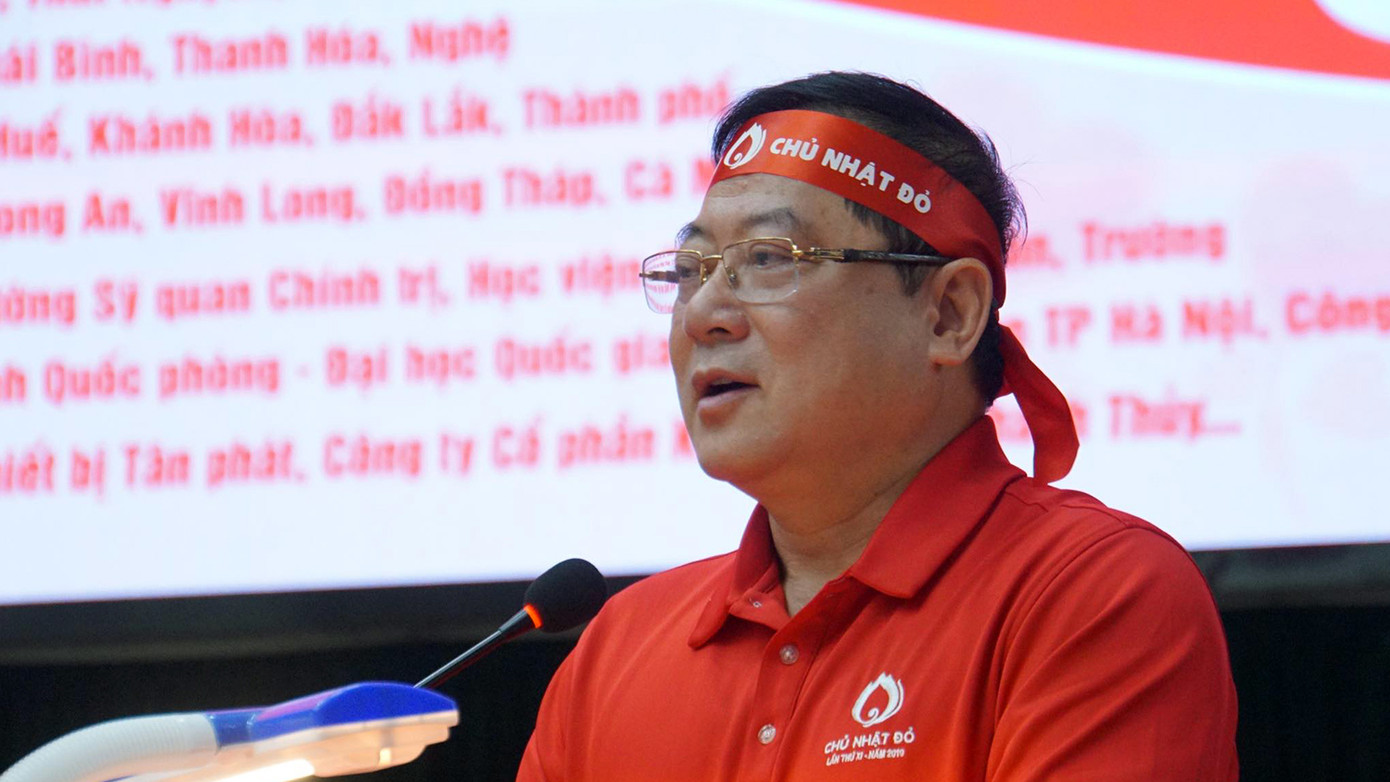 Phát biểu tại ngày hội, nhà báo Lê Xuân Sơn - Tổng biên tập Báo Tiền Phong chia sẻ, xuất phát từ tình trạng khan hiếm máu điều trị cho bệnh nhân tại các bệnh viện lớn, Báo Tiền Phong đã phối hợp với Ủy ban ATGT Quốc gia, Viện Huyết học - Truyền máu T.Ư đã tổ chức Chủ Nhật Đỏ lần thứ nhất năm 2009 nhằm kêu gọi, vận động người dân, đoàn viên thanh niên hiến máu cứu người.