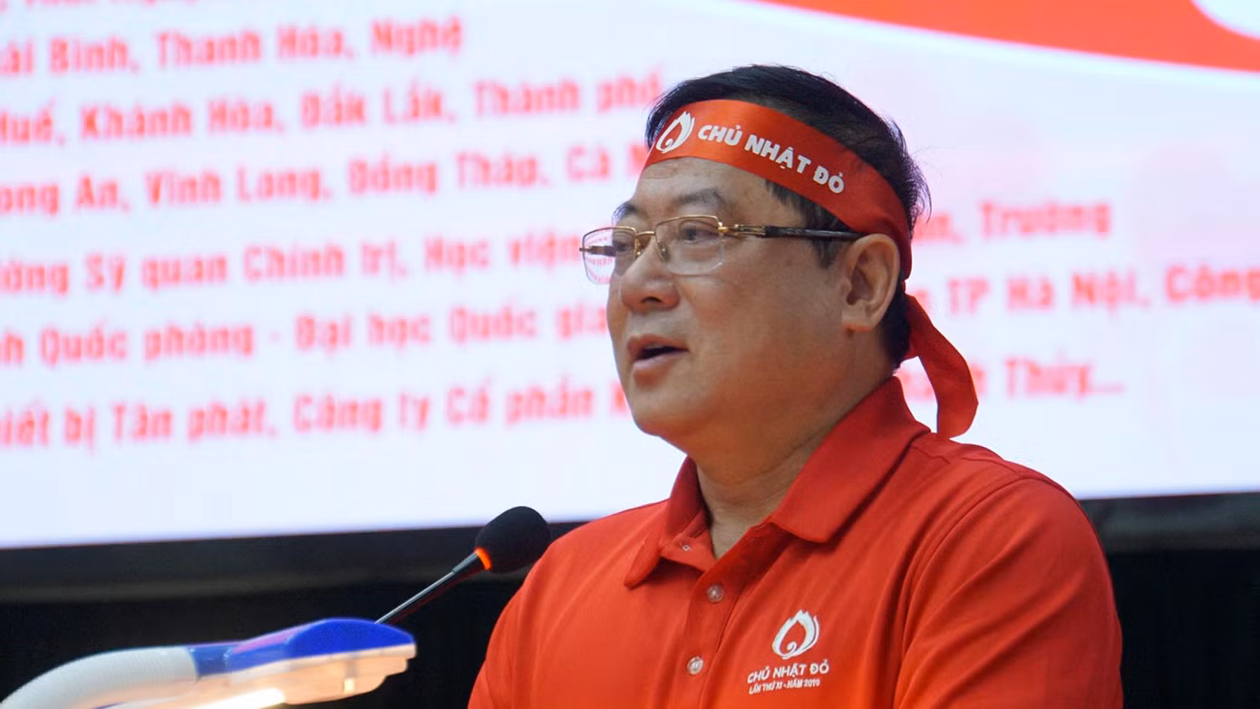 Phát biểu tại ngày hội, nhà báo Lê Xuân Sơn - Tổng biên tập Báo Tiền Phong chia sẻ, xuất phát từ tình trạng khan hiếm máu điều trị cho bệnh nhân tại các bệnh viện lớn, Báo Tiền Phong đã phối hợp với Ủy ban ATGT Quốc gia, Viện Huyết học - Truyền máu T.Ư đã tổ chức Chủ Nhật Đỏ lần thứ nhất năm 2009 nhằm kêu gọi, vận động người dân, đoàn viên thanh niên hiến máu cứu người.