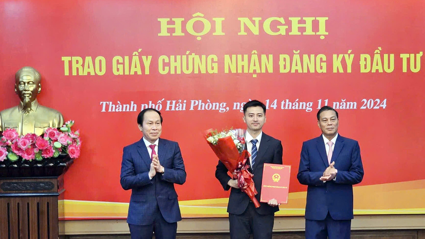 Lãnh đạo TP. Hải Phòng trao chứng nhận đầu tư cho 4 dự án mới, 8 dự án mở rộng với tổng vốn FDI tăng thêm 1,8 tỷ USD. Lãnh đạo TP. Hải Phòng trao chứng nhận đầu tư cho 4 dự án mới, 8 dự án mở rộng với tổng vốn FDI tăng thêm 1,8 tỷ USD.