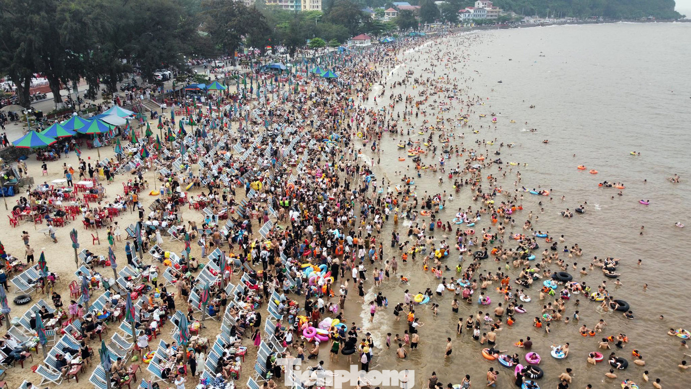 Chiều 30/4, các bãi tắm truyền thống ở Đồ Sơn đều trong tình trạng ken đặc người dân địa phương và du khách tới vui chơi tắm biển giải nhiệt.