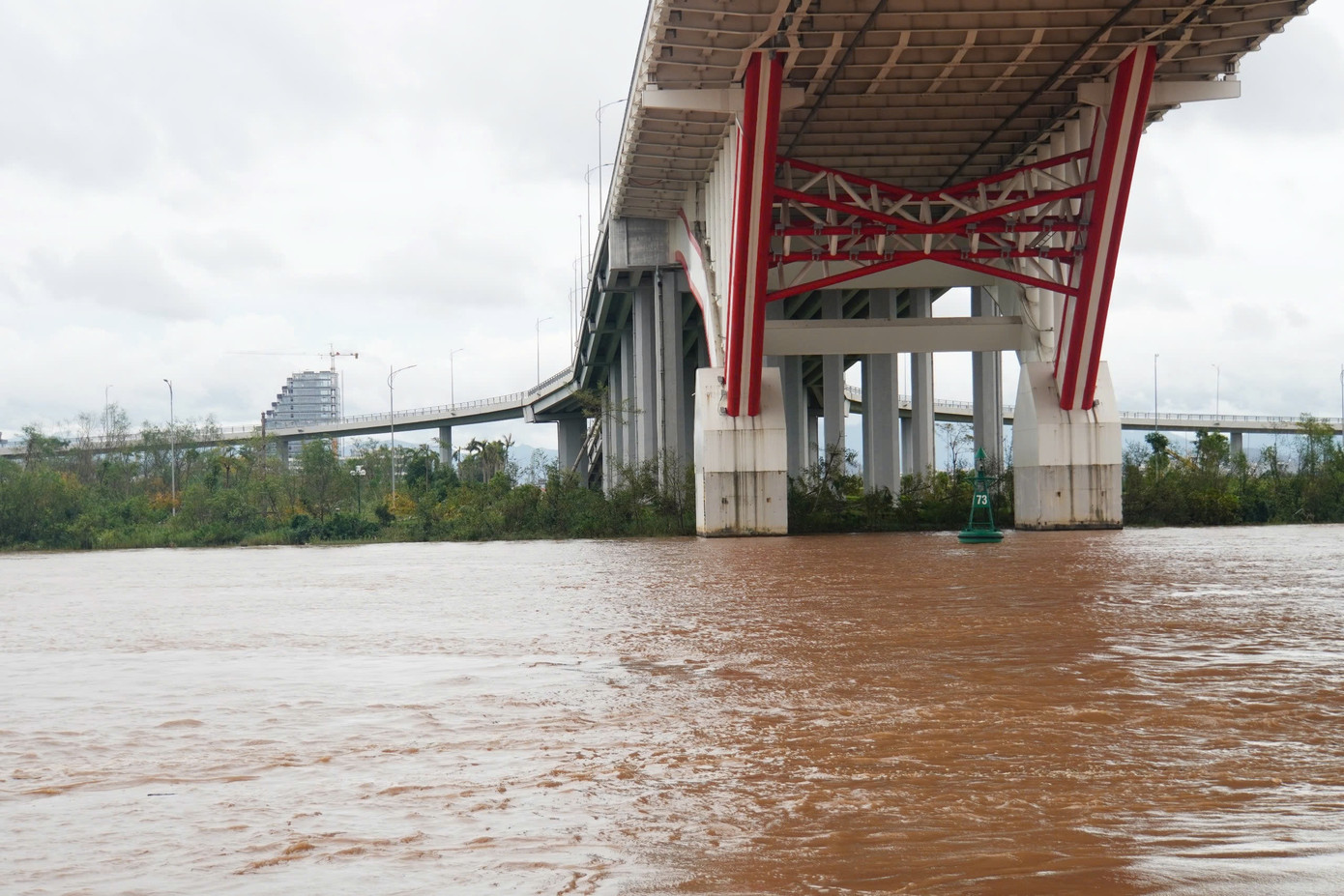 Nước dâng cao trên sông Cấm, tại khu vực cầu Hoàng Văn Thụ, TP Hải Phòng.