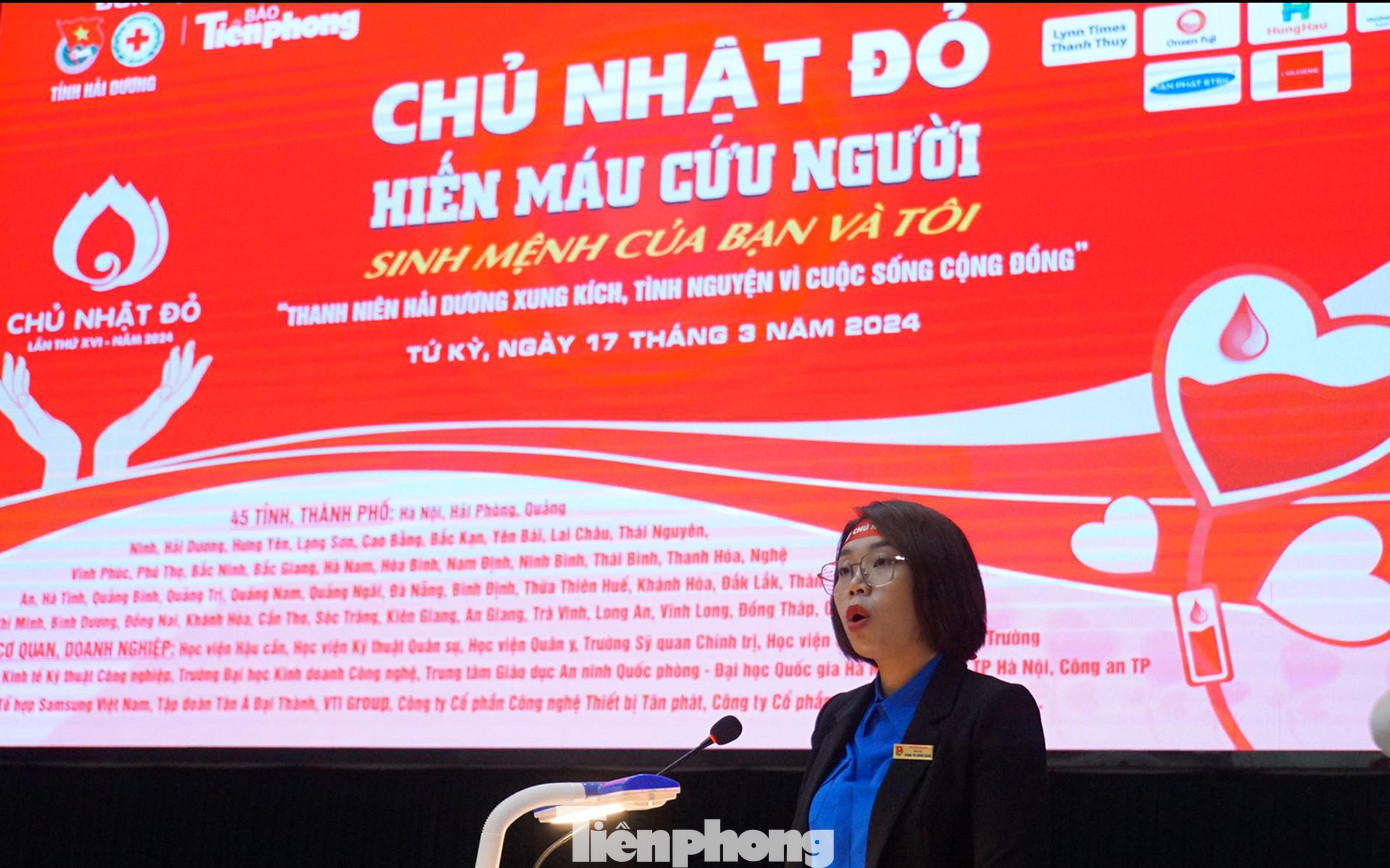 Sáng 17/3, tại Nhà văn hóa huyện Tứ Kỳ (Hải Dương), chị Dương Thị Hương Giang - Phó Bí thư Tỉnh Đoàn Hải Dương đã phát động đoàn viên thanh niên và người dân tham gia Chủ Nhật Đỏ lần thứ XVI năm 2024. Ngày hội hiến máu được Tỉnh Đoàn phối hợp với Báo Tiền Phong, Hội chữ Thập đỏ tỉnh tổ chức nhân dịp 93 năm Ngày thành lập Đoàn TNCS Hồ Chí Minh và cao điểm Tháng Thanh niên tình nguyện 2024. Ảnh: Nguyễn Hoàn