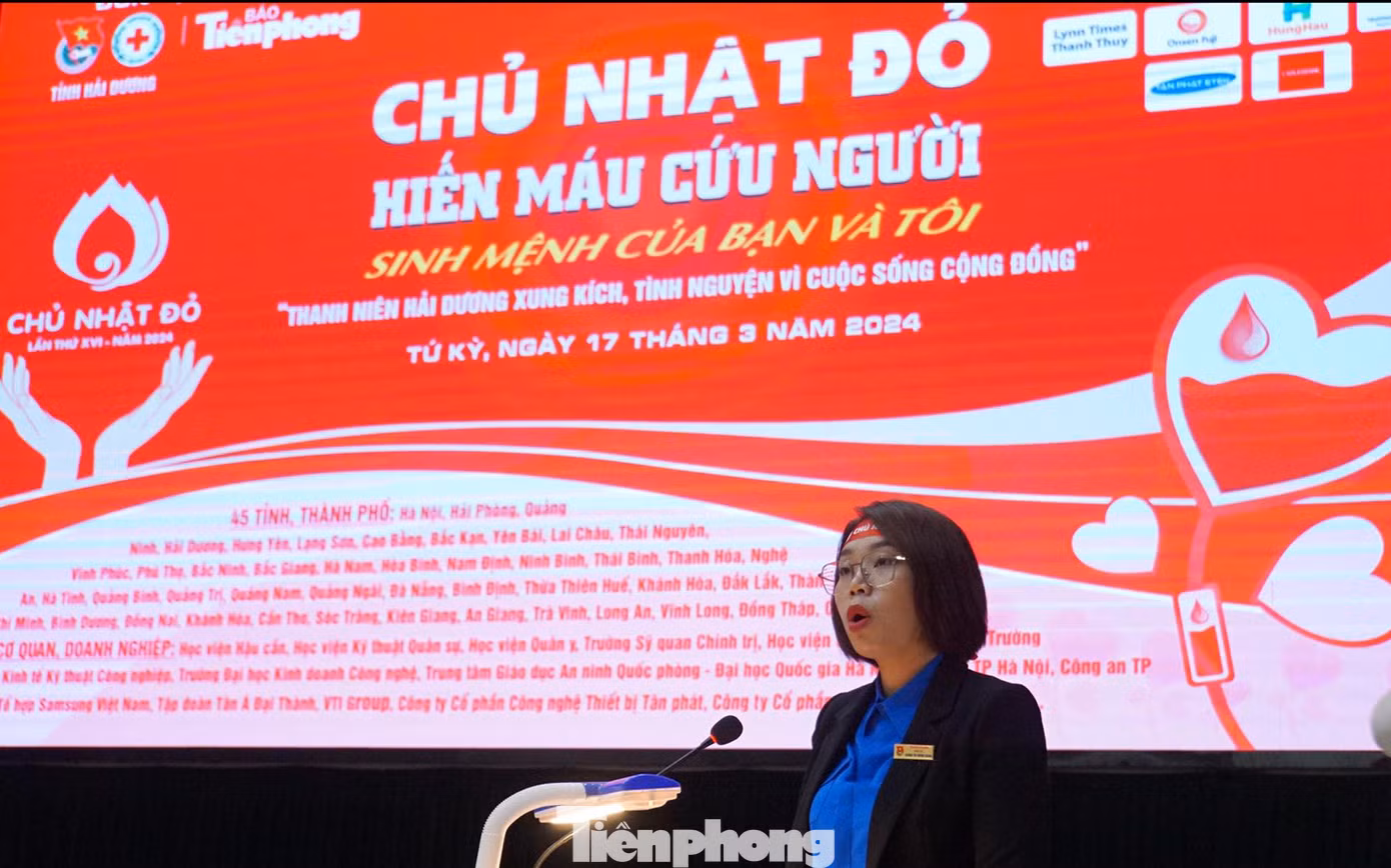 Sáng 17/3, tại Nhà văn hóa huyện Tứ Kỳ (Hải Dương), chị Dương Thị Hương Giang - Phó Bí thư Tỉnh Đoàn Hải Dương đã phát động đoàn viên thanh niên và người dân tham gia Chủ Nhật Đỏ lần thứ XVI năm 2024. Ngày hội hiến máu được Tỉnh Đoàn phối hợp với Báo Tiền Phong, Hội chữ Thập đỏ tỉnh tổ chức nhân dịp 93 năm Ngày thành lập Đoàn TNCS Hồ Chí Minh và cao điểm Tháng Thanh niên tình nguyện 2024. Ảnh: Nguyễn Hoàn