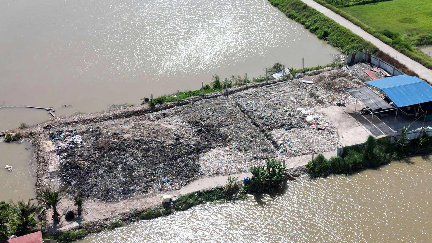 Bãi rác ở các xã Quang Phục, Bạch Đằng, Quyết Tiến (Tiên Lãng, Hải Phòng) mặc dù cách ly biệt lập nhưng vẫn bị " đốt trộm" thành tro.