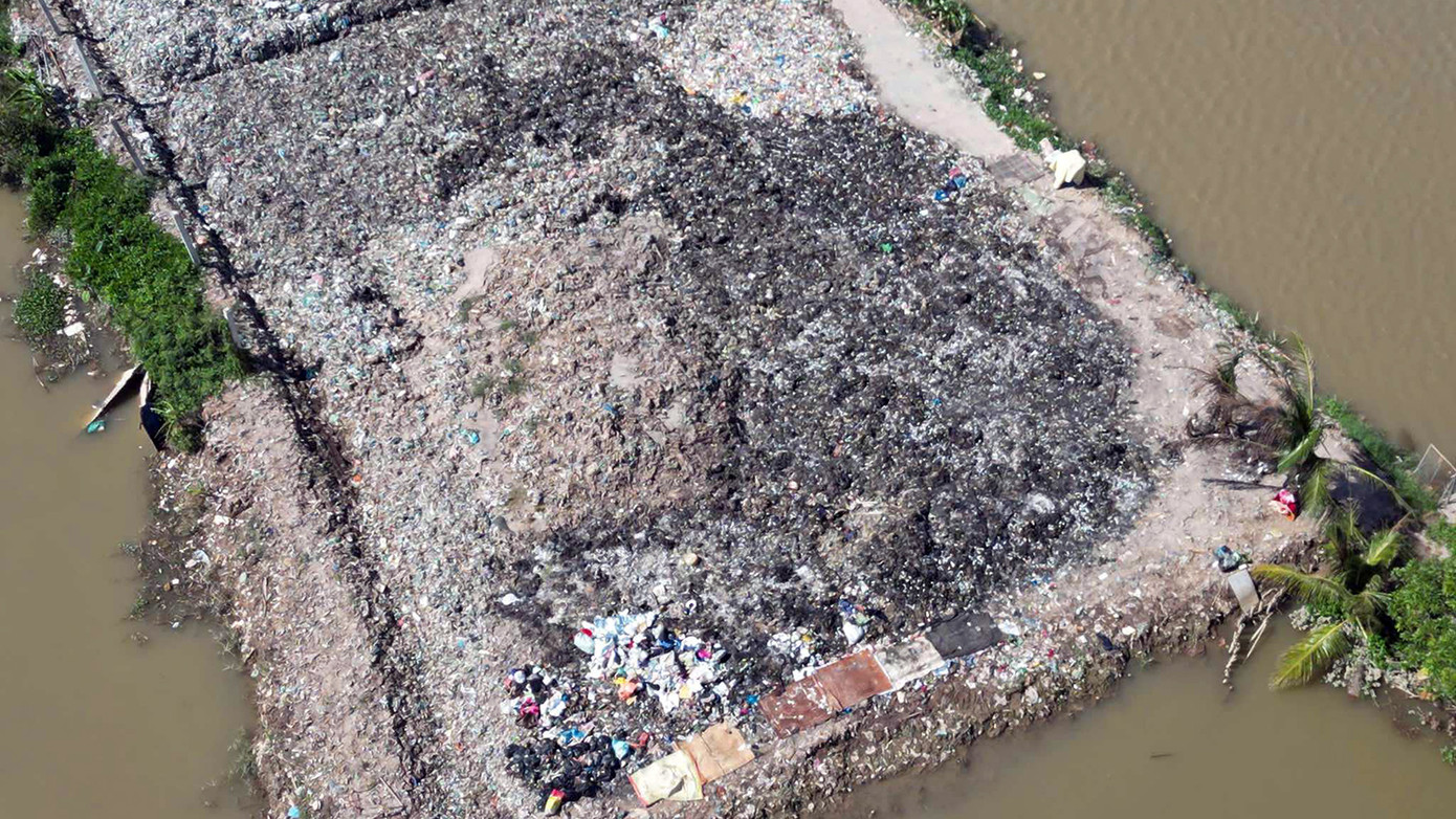 Cận cảnh núi rác khổng lồ ở huyện Tiên Lãng bị đốt trộm thành tro.