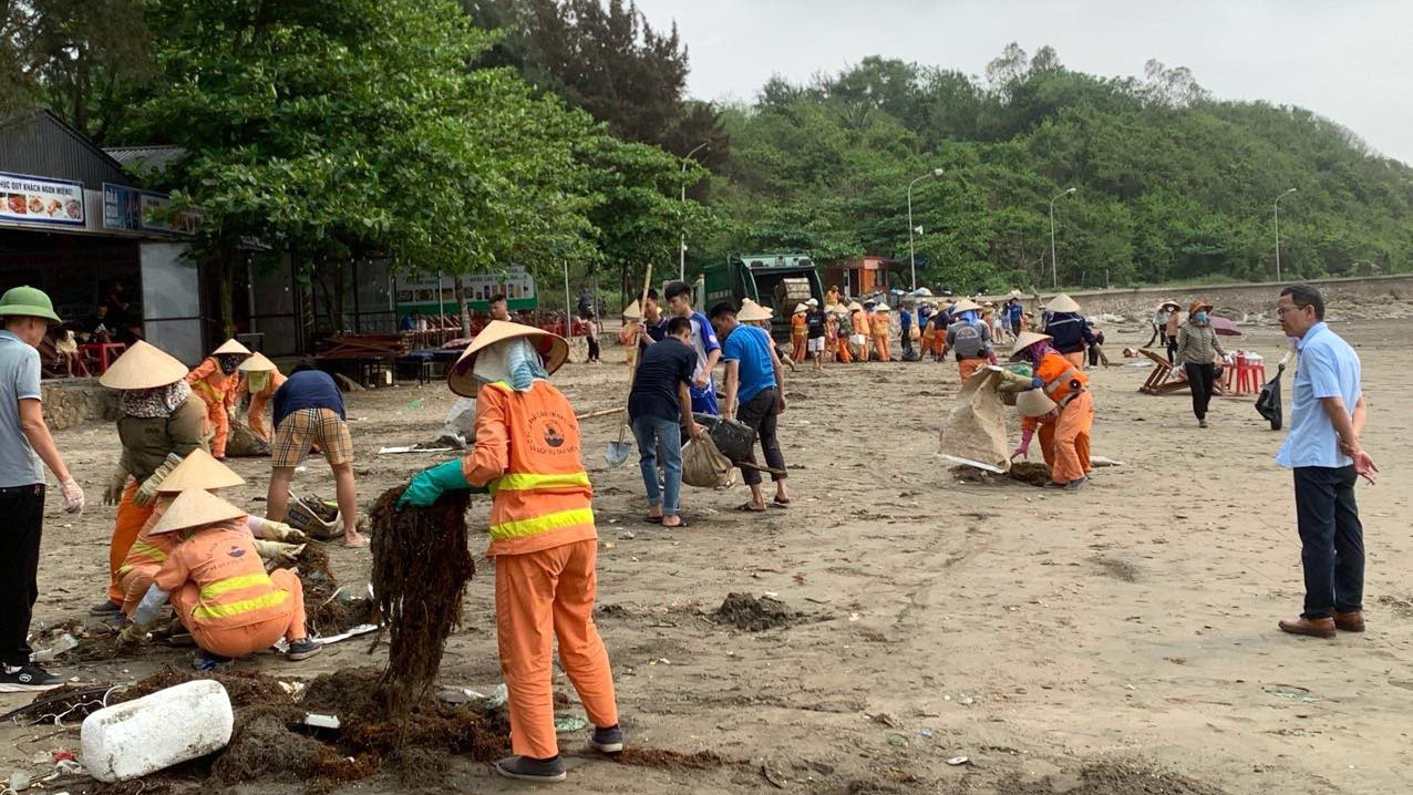 Ngày 29/4, ông Phạm Hoàng Tuấn - Phó Chủ tịch UBND quận Đồ Sơn, TP Hải Phòng - cho biết, địa phương đã huy động tổng lực các cơ quan ban ngành, đoàn thể, công nhân dọn rác tại các bãi tắm sau phản ánh "hàng vạn du khách ngụp lặn biển ngập rác, nước đục ngầu" đăng trên báo Tiền Phong ngày 28/4.